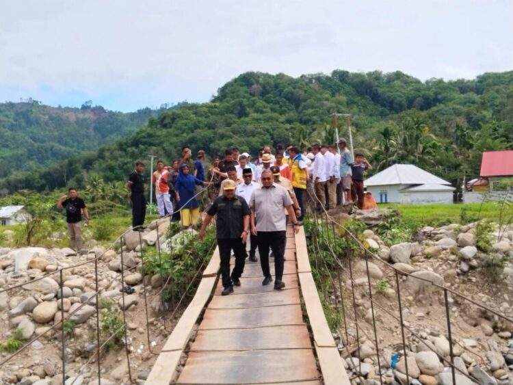 TINJAU JEMBATAN GANTUNG— Anggota DPR RI Komisi VI Andre Rosiade bersama Wagub Sumbar Vasco Rosemy, Wakil Bupati Pessel Risnaldi Ibrahim, Ketua DPRD Pessel Darmansyah, Ketua Fraksi Gerindra DPRD Pessel Aprinal Tanjung, meninjau langsung kondisi jembatan gantung Koto Rawang.