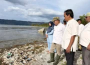 Warga Sepanjang Danau Singkarak Resah, Sampah Menumpuk, Keluarkan Aroma Busuk