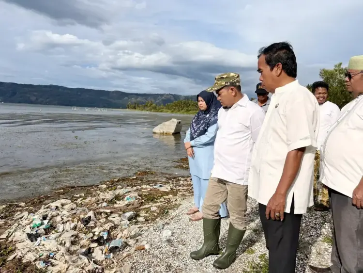 Warga Sepanjang Danau Singkarak Resah, Sampah Menumpuk, Keluarkan Aroma Busuk 1 TUMPUKAN SAMPAH DI TEPIAN DANAU— Wakil Bupati Solok Candra meninjau langsung
tumpukan sampah di perairan Danau Singkarak. Kondisi ini sudah membuat resah warga karena
sampah sudah mengeluarkan aroma tak sedap.