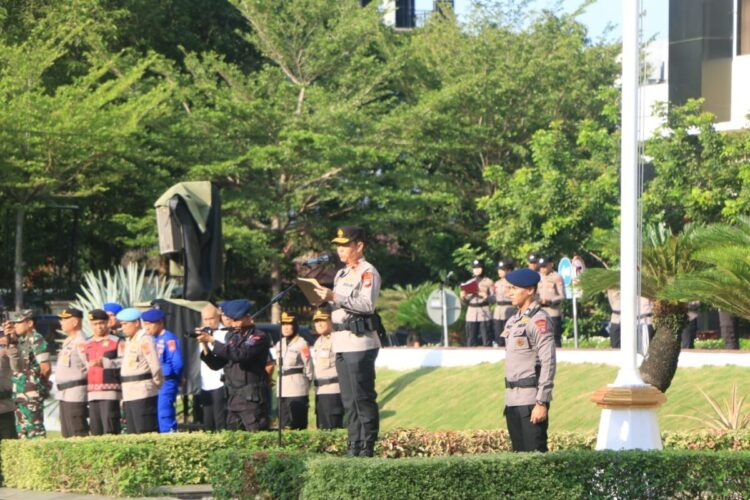 OPERASI PETI— Wakapolda Sumbar, Brigjen Pol Solihin memimpin apel gelar 
pasukan pelaksanaan Operasi PETI Singgalang 2025.