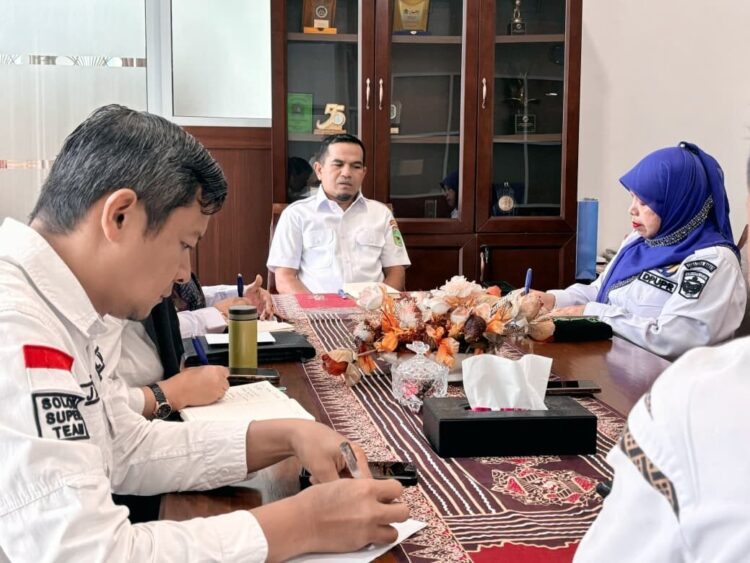 Kerusakan Lingkungan dan Ekosistem, Pemkab Solok Selamatkan Danau Singkarak 1 SELAMATKAN DANAU SINGKARAK—Wakil Bupati Solok Candra saat memimpin rapat dengan OPD terkait meminta semua pihak peduli dengan keselamatan ekosistem Danau Singkarak.