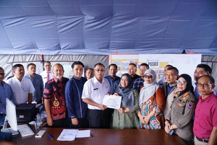 DPRD Kota Payakumbuh Salurkan Bantuan Korban Kebakaran 1 SERAHKAN BANTUAN— Wakil Ketua DPRD Kota Payakumbuh Hurisna Jumhur saat menyerahkan bantuan ke posko korban kebakaran Pasar Pusat Payakumbuh.