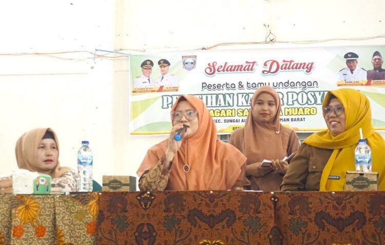 Kader Posyandu Diminta Aktif Inventarisasi Masalah di Lapangan 1 PELATIHAN KADER— Wakil Ketua Tim Pembina Posyandu Pasbar Ny. Gusmalini memberikan arahan saat membuka Pelatihan Kader Posyandu di Nagari Salingka Muaro, Kecamatan Sungai Aur, Senin (11/8).