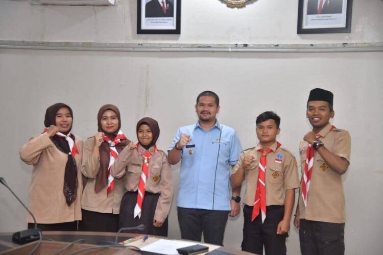 Wakil Wali Kota Sawahlunto, Lepas Kontingen Pramuka Berkebutuhan Khusus ke PPBK Nasional 2025 1 PELEPASAN— Wakil Wali Kota Sawahlunto sekaligus Ketua Kwartir Cabang Kwarcab Gerakan Pramuka Sawahlunto, Jeffry Hibatullah, melepas keberangkatan kontingen Pramuka berkebutuhan khusus Kota Sawahlunto.