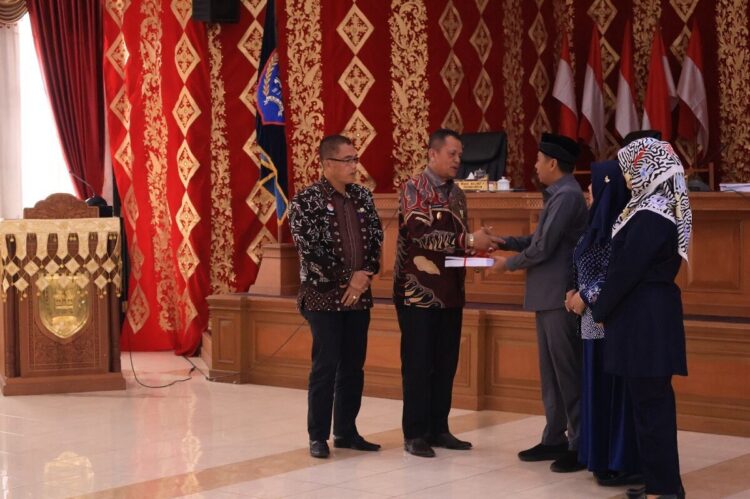 Pemko Payakumbuh Proyeksikan PAD Rp152,42 Miliar pada APBD 2026 1 NOTA PENGANTAR— Wakil Wali Kota Payakumbuh Elzadaswarman saat menyampaikan nota nota pengantar RKUA-PPAS APBD tahun 2026.