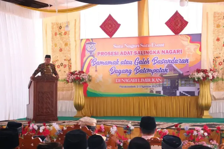 Satu Nagari Satu Event, Wawako: Pelestarian Budaya Lokal Serta Penguatan Jalinan Sosial 1 Satu Nagari Satu Event—Wakil Wali Kota Payakumbuh Elzadaswarman, saat berikan sambutan pada acara Satu Nagari Satu Event, di halaman Balai Adat KAN Limbukan.