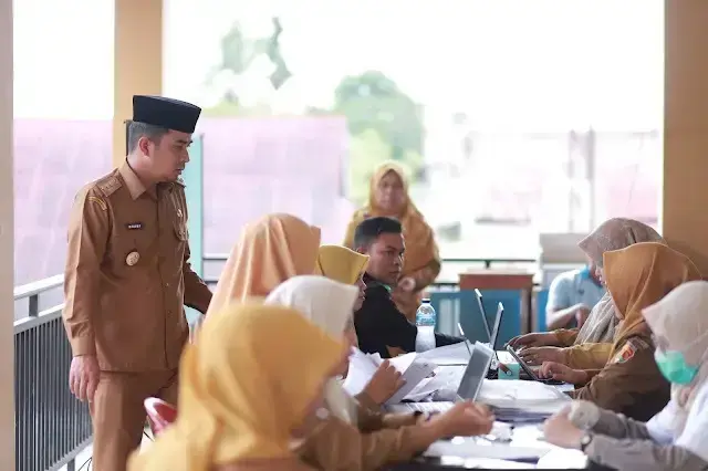 Pastikan Program Berjalan Baik, Wako Tinjau PKG di Puskesmas 1 PEMERIKSAAN KESEHATAN— Wali Kota Solok Ramadhani Kirana Putra, saat meninjau langsung pelaksanaan Program Pemeriksaan Kesehatan Gratis (PKG) di Puskesmas Tanah Garam, Kota Solok.