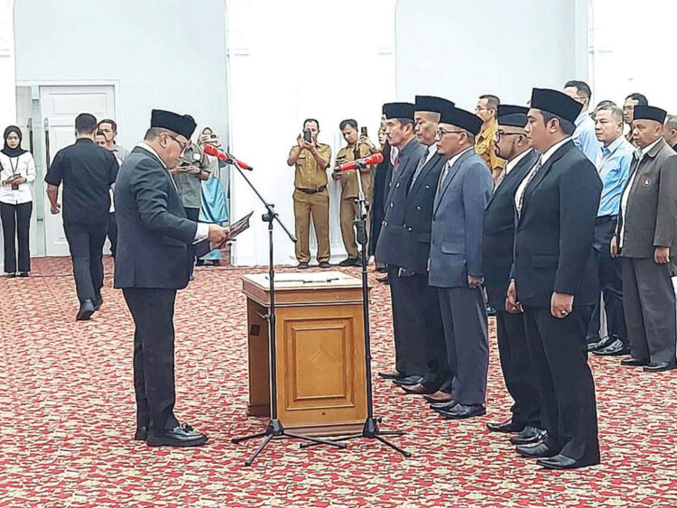 5 Pimpinan Baznas Bukittinggi Dilantik, Bekerja Aman, Membawa ‘Kapal’ Baznas ke Jalan yang Benar 1 PELANTIKAN PIMPINAN BAZNAS— Wali Kota Bukittinggi, Ramlan Nurmatias secara resmi melantik lima pimpinan Baznas Kota Bukittinggi untuk masa jabatan periode 2025–2030, Senin (11/8).Pelantikan juga dihadiri Ketua Baznas RI dan Ketua MUI Sumbar.