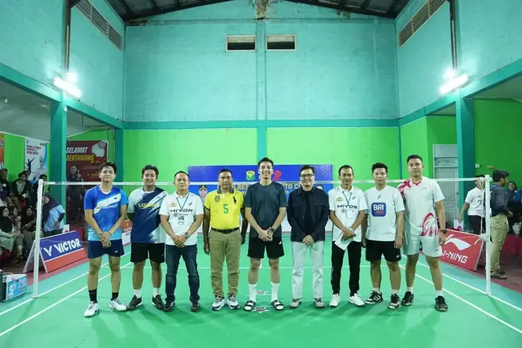 PENUTUPAN TURNAMEN BADMINTON— Wali Kota Sawahlunto Riyanda Putra menutuup Turnamen Badminton Kapolres Sawahlunto Cup I.