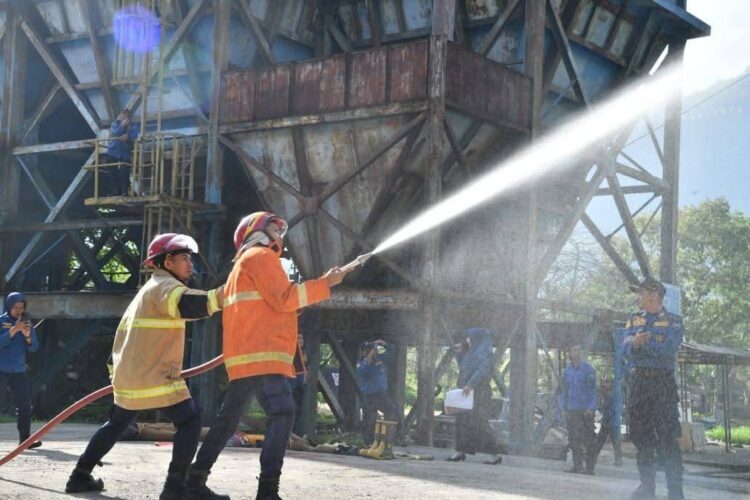 PELATIHAN— Wali Kota Sawahlunto Riyanda Putra menghadiri apel siaga yang dirangkai dengan pelatihan peningkatan kompetensi tanggap darurat personel Pemadam Kebakaran (Damkar), di halaman Kantor Satpol-PP Damkar, Selasa (19/8).
