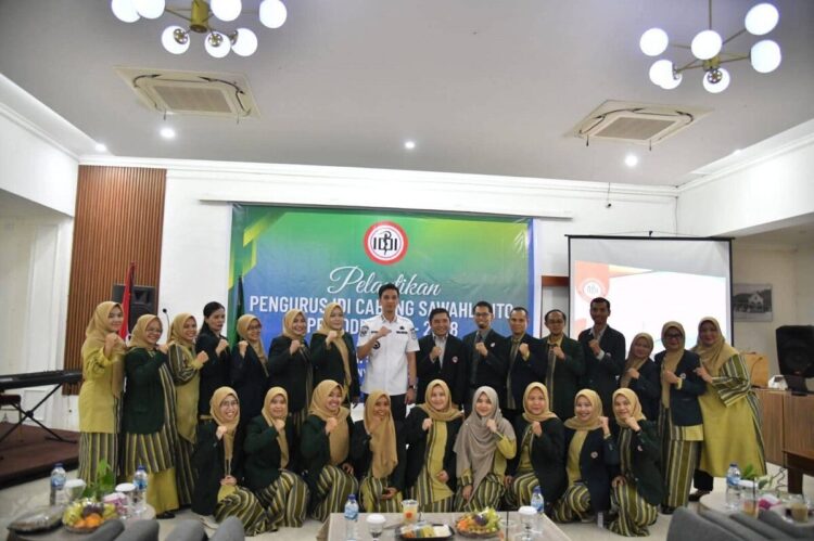 Wako Sawahlunto Sebut IDI Sebagai Mitra Strategis Pemko 1 FOTO BERSAMA—Wali Kota Sawahlunto Riyanda Putra foto
bersama saat menghadiri pelantikan pengurus Ikatan Dokter Indonesia (IDI) Cabang Sawahlunto masa bakti 2025–2028, yang berlangsung
di Hotel Ombilin, Rabu (30/7).