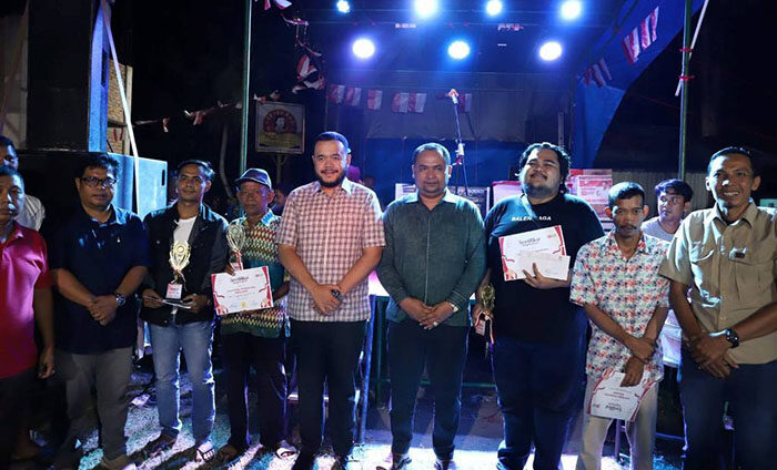 PENUTUPAN HUT RI— Wali Kota Padang Fadly Amran, menghadiri penutupan perayaan HUT Kemerdekaan Republik Indonesia ke-80 yang digelar IPEKAB di Lapangan Terbuka Kabun, Jalan Tunggang, Kelurahan Ambacang, Kecamatan Kuranji, Jumat (22/8) malam.