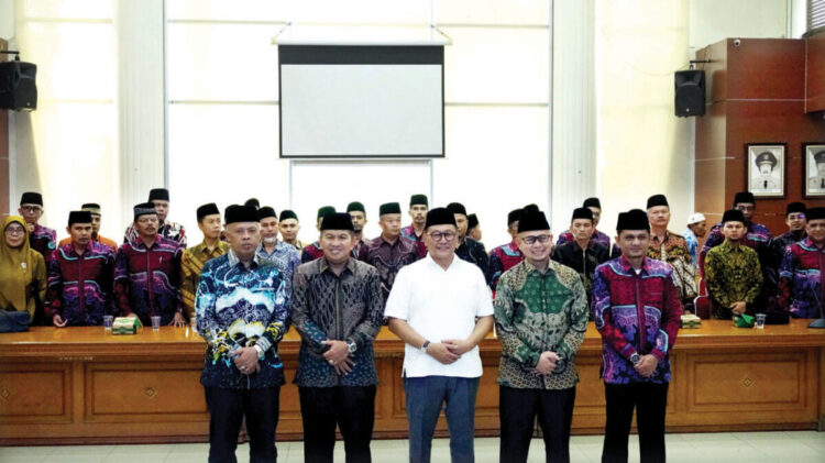 Pengurus LPTQ Bukittinggi Periode 2025–2030 Dikukuhkan, Siap Sukseskan Bukittinggi Sebagai Tuan Rumah MTQ Tingkat Sumbar 1 PENGUKUHAN PENGURUS— Pemerintah Kota Bukittinggi secara resmi mengukuhkan pengurus Lembaga Pengembangan Tilawatil Qur’an (LPTQ) Kota Bukittinggi periode 2025–2030, di Aula Balai Kota
Bukittinggi, Minggu (10/8).
