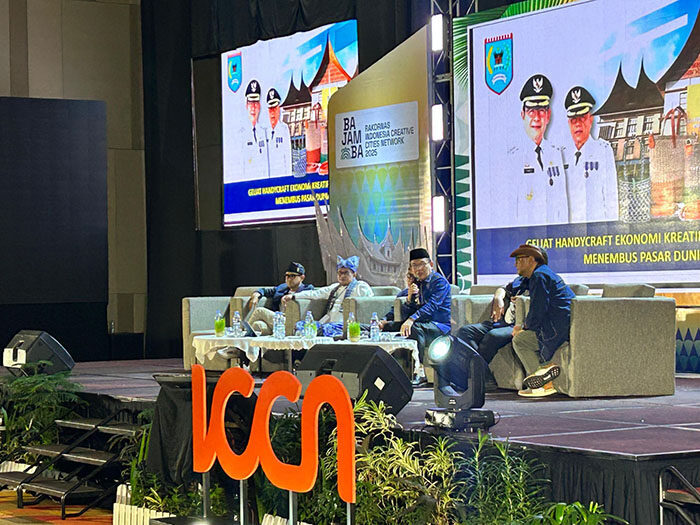Narasumber pada Rakor ICCN 2025, Wali Kota Paparkan Strategi Pengembangan Ekonomi Kreatif 1 NARASUMBER—Wali Kota Payakumbuh Zulmaeta saat menjadi narasumber pada rakor ICCN 2025 yang berlangsung di The ZHM Premiere Hotel Padang, Jumat (8/8).