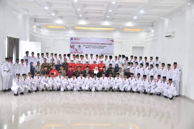 PENGUKUHAN PASKIBRAKA— Wali Kota Riyanda foto bersama usai pengukuhan 67 Anggota Paskibraka Sawahlunto Tahun 2025.