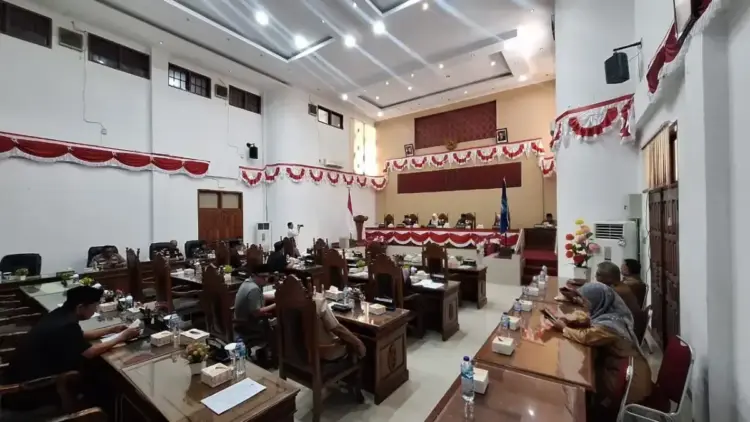 Sampaikan Nota Pengantar Rancangan Perubahan KUA-PPAS 2025, Wawako: Instrumen Krusial dalam Siklus Perencanaan dan Penganggaran Daerah 1 RAPAT PARIPURNA— Wakil Wali Kota Sawahlunto H. Jeffry Hibatullah saat membacakan Nota Pengantar tentang Rancangan Perubahan KUA-PPAS Tahun Anggaran 2025, di ruang sidang DPRD Kota Sawahlunto, Senin (4/8).