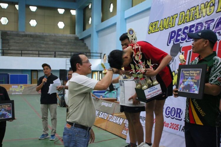 Wali Kota Payakumbuh Dorong Sektor Pariwisata Lewat Konsep Sport Tourism 1 SERAHKAN HADIAH— Wali Kota Payakumbuh, Zulmaeta, serahkan medali dan hadiah kepada pemenang Kejuaraan Tenis Meja Piala Wali Kota di GOR Nan Ampek, Tanjung Pauh, Minggu (10/8).