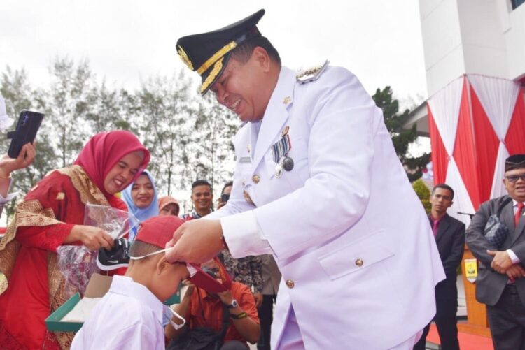 SERAGAM SEKOLAH— Wali Kota dan Wakil Walikota Pariaman Yota Balad - Mulyadi serahkan seragam sekolah gratis untuk siswa SD.