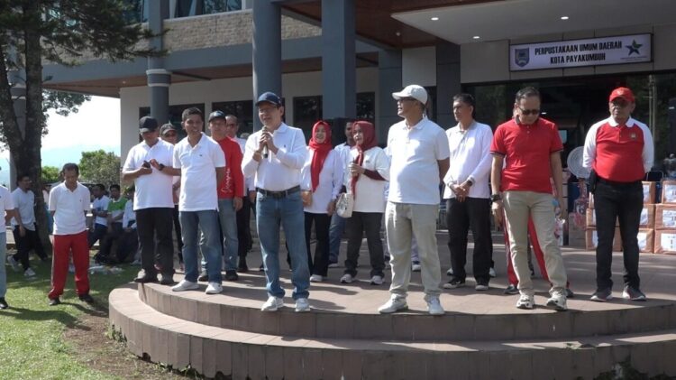 MERIAHKAN HUT RI—Wali Kota Payakumbuh Zulmaeta  bersama ASN memeriahkan Hari Kemerdekaan RI ke-80.