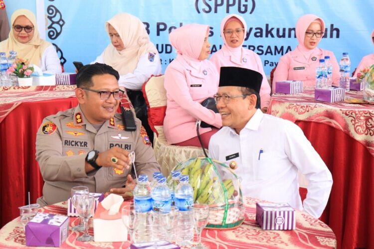 Pemko Komit dalam Penanggulangan Stunting 1 PERESMIAN DAPUR MBG— Wali Kota Payakumbuh Zulmaeta, bersama Kapolres Payakumbuh AKBP Ricky Ricardo saat peresmian operasional dapur Makan Bergizi Gratis (MBG) dan groundbreaking pembangunan SPPG Polri.