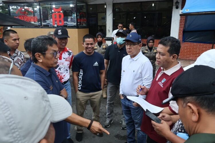 Jalan Sutan Usman Disediakan, Pemko Siapkan 120 Unit Tempat Relokasi Pedagang 1 RELOKASI PEDAGANG—Wali Kota Payakumbuh Zulmaeta saat bersama Kadis PU melihat tempat relokasi pedagang.
