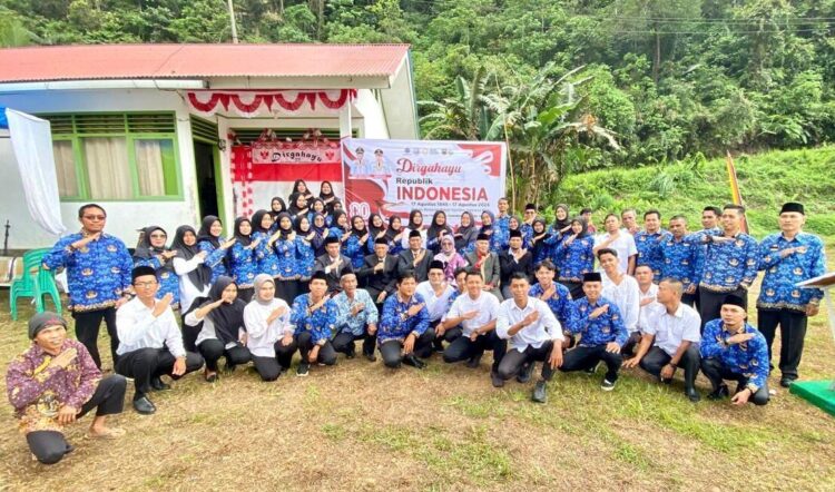 Warga Transmigrasi Padang Tarok Sijunjung Khidmat Ikuti Upacara HUT RI 1 UPACARA HUT RI—Masyarakat transmigrasi di UPT Padang Tarok, Kecamatan Kamang Baru, Sijunjung berfoto bersama usai mengikuti upacara HUT ke-80 RI.