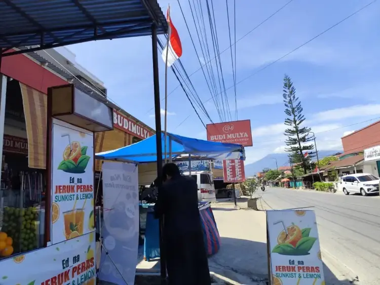Peringatan HUT Kemerdekaan RI ke-80, Warga Ramai-ramai Pasang Bendera 1 PASANG BENDERA— Jelang HUT RI ke-80, warga di Jalan Tan Malaka Kota Payakumbuh sudah terlihat memasang bendera merah putih. Pemerintah mengimbau warga untuk memasang bendera selama satu bulan penuh mulai 1 sampai 31 Agustus.