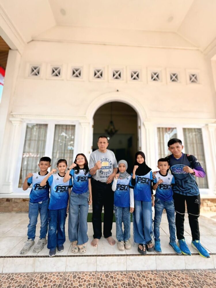 ATLET SEPATU RODA—Wawako Payakumbuh Elzadaswarman, secara resmi melepas enam atlet sepatu roda asal Kota Payakumbuh .