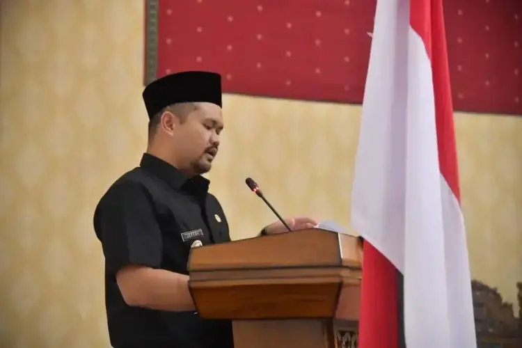 Wawako Sawahlunto Jeffry Sampaikan Nota Pengantar Rancangan Perubahan Kebijakan Umum Anggaran Pendapatan dan Belanja Daerah 2025 1 SAMPAIKAN NOTA— Wakil Wali Kota Sawahlunto Jeffry Hibatullah menyampaikan Nota Pengantar Rancangan Perubahan Kebijakan Umum Anggaran Pendapatan dan Belanja Daerah (KUA) Tahun Anggaran 2025 dalam rapat paripurna DPRD Kota Sawahlunto, Senin (4/8).