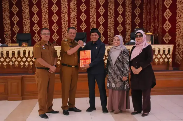 Transfer dari Pemerintah Pusat, Mengalami Penurunan Sebesar Rp8,59 Miliar 1 SERAHKAN NOTA RAPBD—Wakil Wali Kota Payakumbuh Elzadaswarman menyerahkan nota RAPBD Perubahan 2025 kepada Ketua DPRD Kota Payakumbuh.