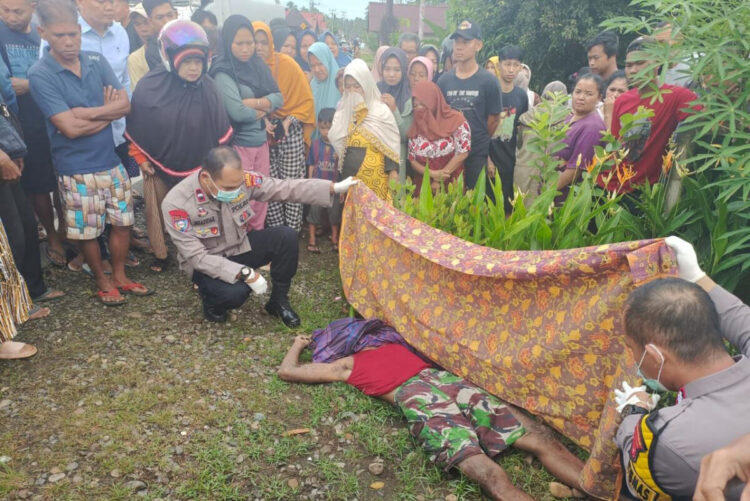 TABRAK LARI— Polisi mengevakuasi jenazah pejalan kaki yang ditemukan tergeletak di pinggir jalan Kampung 
Kayu Sebatang, Kenagarian Pasir Pelangai, 
Kecamatan Ranah Pesisir.