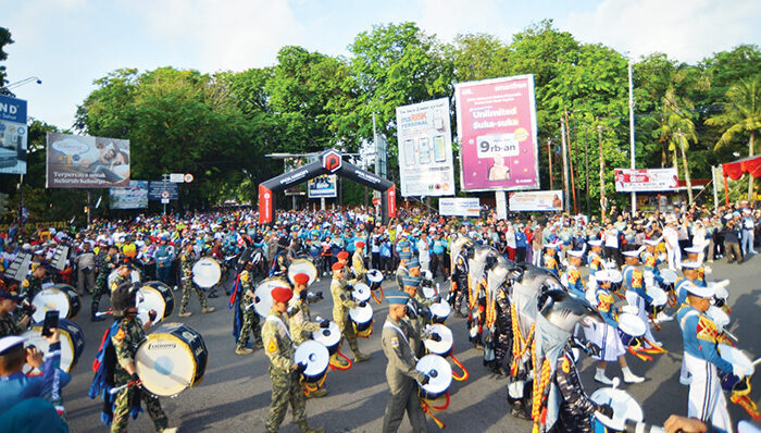 Kirab Kota Taruna AAL Meriahkan HJK Padang ke-356 1 KIRAB TARUNA— Taruna Akademi Angkatan Laut (AAL) memeriahkan kirab kota di pusat Kota Padang, Minggu (10/8), dalam rangka memeriahkan HJK Padang ke-356, sekaligus mempromosikan kegiatan ASEAN Plus Cadet Sail (APCS) 2025, Minggu (10/8).