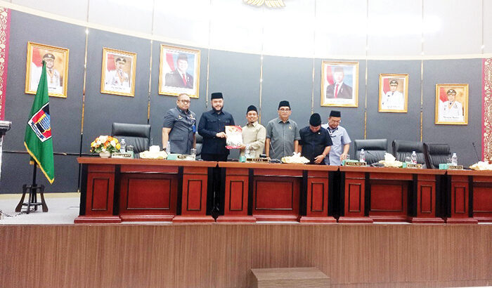 LAPORAN KUNKER— Wali Kota Padang, Fadly Amran menerima laporan kunjungan kerja (Kunker) komisi-komisi di DPRD yang diserahkan Ketua DPRD Muharlion, saat Rapat Paripurna DPRD Kota Padang Tutup Masa Sidang III 2025 dan Buka Masa Sidang I Tahun 2025/2026 di Gedung DPRD Kota Padang, Aie Pacah, Kamis (28/8).