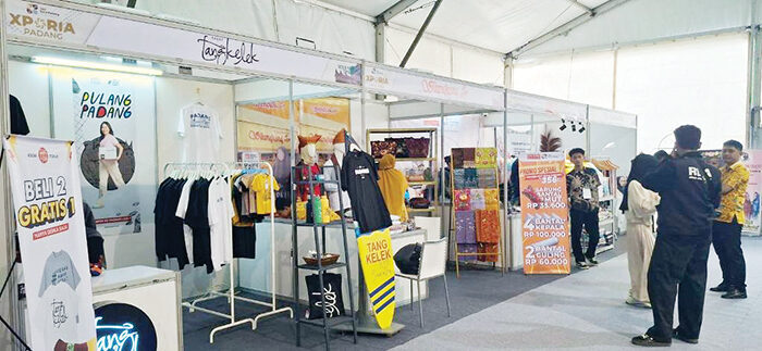 Xporia Padang Perpaduan Tradisional dan Modern di GOR H Agus Salim, Hadirkan “Mini Quest” Berhadiah Kopi Gratis 1 XPORIA PADANG— Berbagai pelaku UMKM hingga tenant premium hadir di Xporia Padang untuk memeriahkan HJK Padang ke-356 di GOR H Agus Salim Padang, Jumat (8/8).