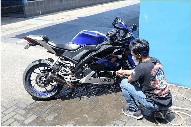 Yamaha Sumbar Bagikan Tips Merawat Body Motor 1 ILUSTRASI— Merawat body sepeda motor Yamaha.