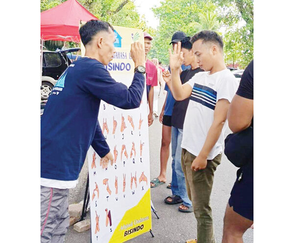 Yayasan Rumah Inklusi Berikan Edukasi Bahasa Isyarat di CFD 1 SOSIALISASI BAHASA ISYARAT— Yayasan Rumah Inklusi Padang memberikan menggelar sosialisasi bahasa isyarat sekaligus memfasilitasi pemberdayaan ekonomi bagi penyandang disabilitas, di arena CFD, di GOR Agus Salim Padang, Minggu (24/8) pagi.