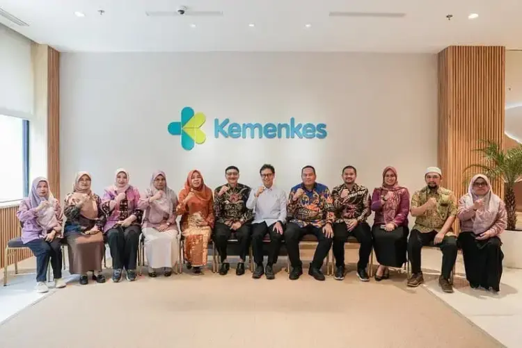 KUNJUNGI KEMENKES— Wali Kota Pariaman Yota Balad melakukan kunjungan kerja dan bertemu dengan Menteri Kesehatan Budi Gunadi Sadikin, di kantor Kementerian Kesehatan RI, Kamis (31/7).