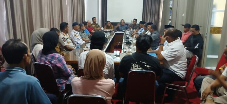 Tolak Relokasi, Pedagang Kuliner Lapangan CinduamatoTemui DPRD 1 AUDENSI BERSAMA DPRD—Para pedagang kuliner di lapangan Cinduamato, mendatangi gedung DPRD Tanahdatar untuk mengadukan nasib mereka yang akan direlokasi ke eks TK Bhayangkari.