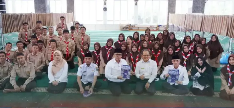 Siswa SMAN 1 Padang Panjang Dibekali Ilmu Pancasila, Wako: Perkuat Karakter Kebangsaan dan Nasionalisme Generasi Muda 1 KARAKTER KEBANGSAAN— Wali Kota Padangpanjang Hendri Arnis memberikan materi pendidikan Pancasila secara langsung kepada para siswa dan siswi SMAN 1 Padang Panjang, dalam sebuah dialog inspiratif yang berlangsung di masjid sekolah tersebut, Rabu (6/8).