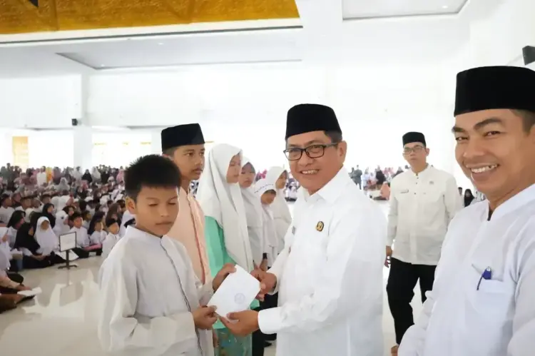 2.870 Siswa SD dan SMP Terima Beasiswa Baznas Padangpariaman 1 SERAHKAN BEASISWA— Bupati Padangpariaman John Kenedy Azis, Wakil Bupati Rahmat Hidayat, Kabag KesBadan Amil Zakat Nasional (Baznas) Kabupaten Padangpariaman serahkan bantuan kepada perwakilan siswa.
T