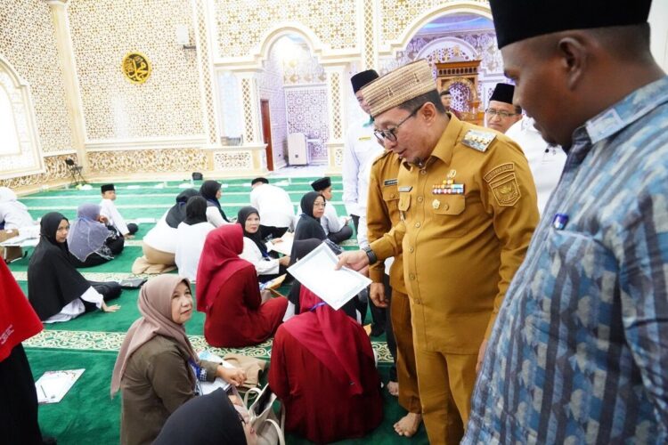 Nagari Bungo Tanjung, Kecamatan Batipuh, Mushaf Alquran Satu Orang Satu Halaman, Satu Hari Satu Alquran 1 MUSHAF ALQURAN— Bupati Eka Putra melihat langsung kegiatan Mushaf Alquran dengan tema, “Satu Orang Satu Halaman, Satu Hari Satu Alquran,” di Masjid Baitul Makmur, Selasa (19/8).