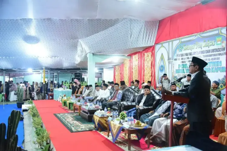 Cetak Generasi Islam, Ponpes Nurul Yaqin Kukuhkan Tuangku dan Ustazah 1 WISUDA DAN PENGUKUHAN— Bupati Padangpariaman Jon Kennedy Aziz menghadiri wisuda dan pengukuhan gelar tuangku dan ustazah bagi para santri dan santriwati Pondok Pesantren Nurul Yaqin Ambuang Kapua, Kecamatan VII Koto, Padangpriaman.