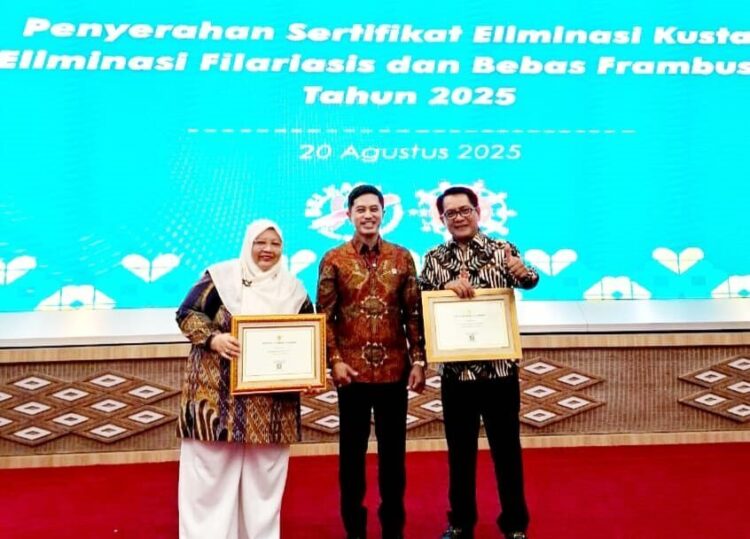 Pemkab Terima Dua Sertifikat Eliminasi Penyakit Tropis Terabaikan 1 TERIMA SERTIFIKAT— Bupati Padangpariaman, John Kenedy Azis saat menerima sertifikat eliminasi penyakit tropis terabaikan (Neglected Tropical Diseases/NTDs) dari Kementerian Kesehatan RI.