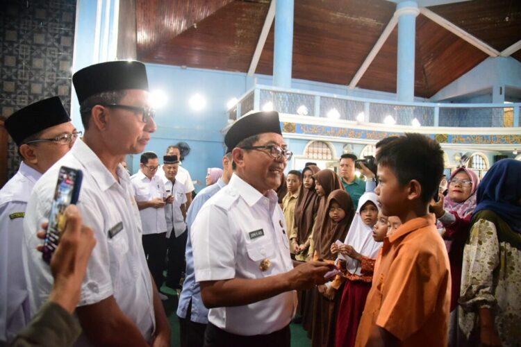 Baznas Padangpariaman Salurkan Bantuan Beasiswa Pendidikan 1 SALURKAN BEASISWA— Bupati Padangpariaman John Kenedy Azis (JKA), saat menyalurkan bantuan beasiswa pendidikan tahap ketiga dari Badan Amil Zakat Nasional (Baznas).