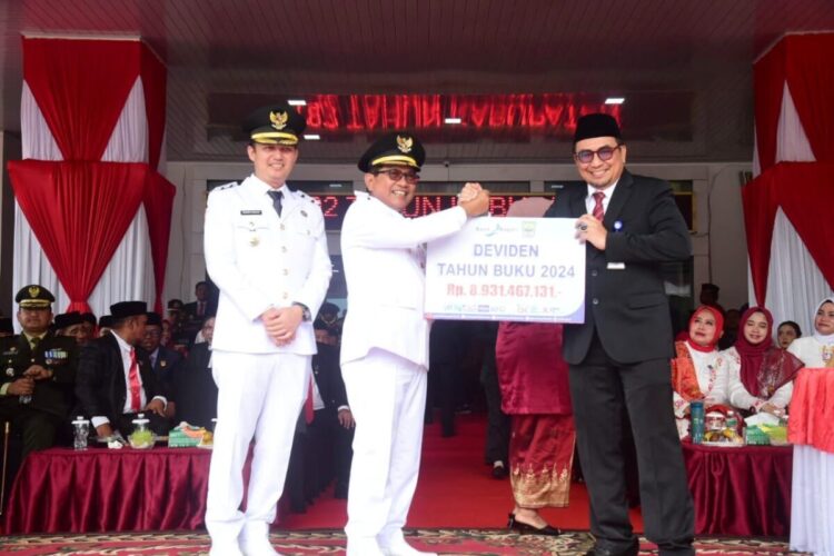 PENYERAHAN— Bank Nagari Cabang Lubuk Alung menyerahkan dividen tahun buku 2024 dan Corporate Social Responsibility (CSR) bidang pendidikan senilai Rp110 juta kepada Pemerintah Kabupaten Padangpariaman.