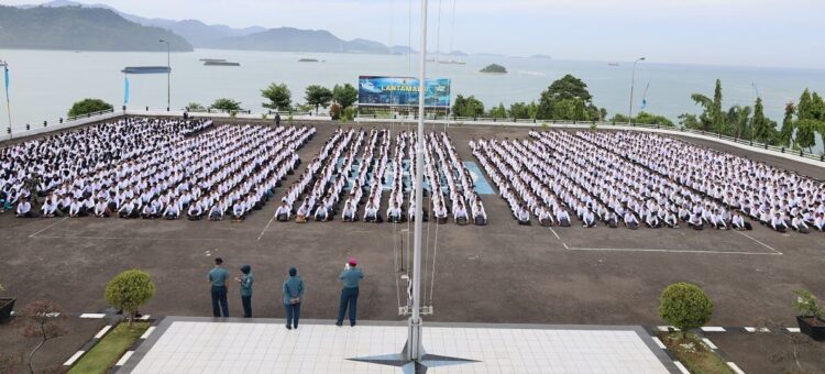 Ribuan Casis TNI AL Penuhi Lapangan Apel Lantamal II, Wadan Lantantamal II: Laporkan Jika Ada Oknum yang Bermain 1 TES MASUK TNI AL— Ribuan calon siswa (Casis) TNI AL mengikuti arahan langsung dari Wadan Lanatamal II Kolonel Laut (P) Mulyadi di Lapangan Apel Bukik Peti Peti, Kamis (31/7). Ribuan generasi muda Sumatera Barat khususnya penuhi panggilan negara untuk dididik menjadi anggota TNI AL.