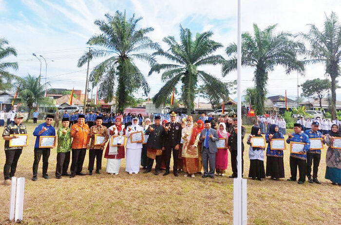 Peringati HUT ke-80 Kemerdekaan RI, Kecamatan Lubuk Kilangan Gelar Upacara Bendera 1 FOTO BERSAMA— Plt Camat Luki Nurul Widya Siska Usman, Forkopimcam Luki, Ketua LPM dan KAN Luki bersama pemenang lomba tingkat Kota Padang usai upacara bendera memperingati HUT Kemerdekaan RI di halaman bekas PT Sumatex Subur, Minggu (17/8).