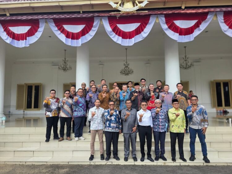 Targetkan Investasi Hijau Rp120 Triliun, Sumbar Siap Jadi Green Province 2026 1 Gubernur Sumbar Mahyeldi Ansharullah saat pertemuan Pemprov Sumbar dengan perwakilan pengembang energi hijau di Sumbar di Istana Gubernuran, Jumat (8/8).