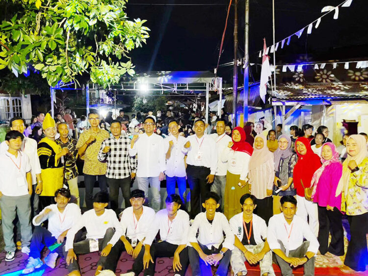 MALAM PUNCAK HUT RI— Anggota DPRD Kota Padang Rachmad Wijaya bersama Camat, Lurah, RT/RW dan panitia berfoto bersama saat malam puncak memeriahkan HUT RI ke-80, yang digelar warga RW 04/05 Kelurahan Alanglaweh, Kecamatan Padang Selatan, Sabtu (30/8) malam.