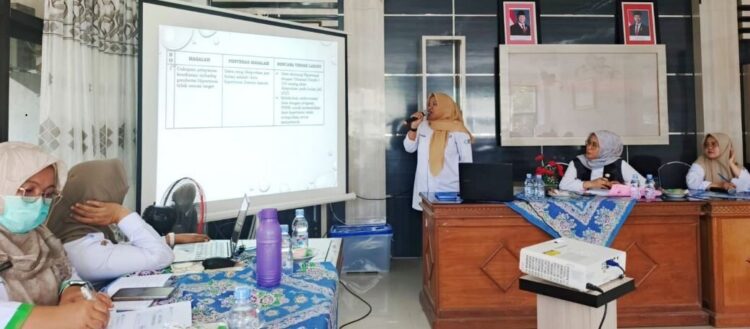 ANEV—Dinas Kesehatan, Pengendalian Penduduk dan Keluarga Berencana (P2KB) Sawahlunto saat menggelar rapat monitoring dan evaluasi (Monev) kinerja pelayanan pada Puskesmas Kolok.